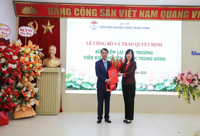 LỄ CÔNG BỐ VÀ TRAO QUYẾT ĐỊNH BỔ NHIỆM LẠI VIỆN TRƯỞNG VIỆN KIỂM NGHIỆM THUỐC TRUNG ƯƠNG