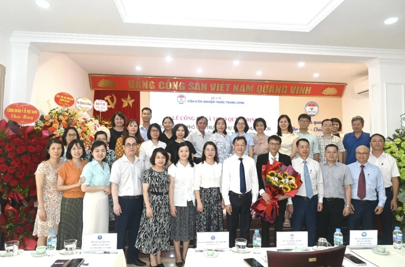 Lễ công bố và trao Quyết định bổ nhiệm lại chức danh Phó Viện trưởng Viện Kiểm nghiệm thuốc Trung ương